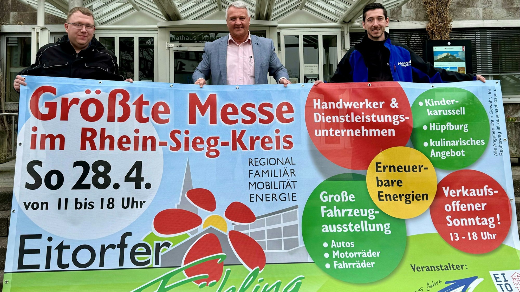 Vor dem Rathaus präsentieren (v.l.) Thorsten Thewes, Rainer Viehof und Marc Bogs das Plakat.