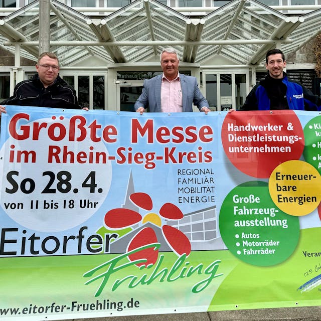 Vor dem Rathaus präsentieren (v.l.) Thorsten Thewes, Rainer Viehof und Marc Bogs das Plakat.