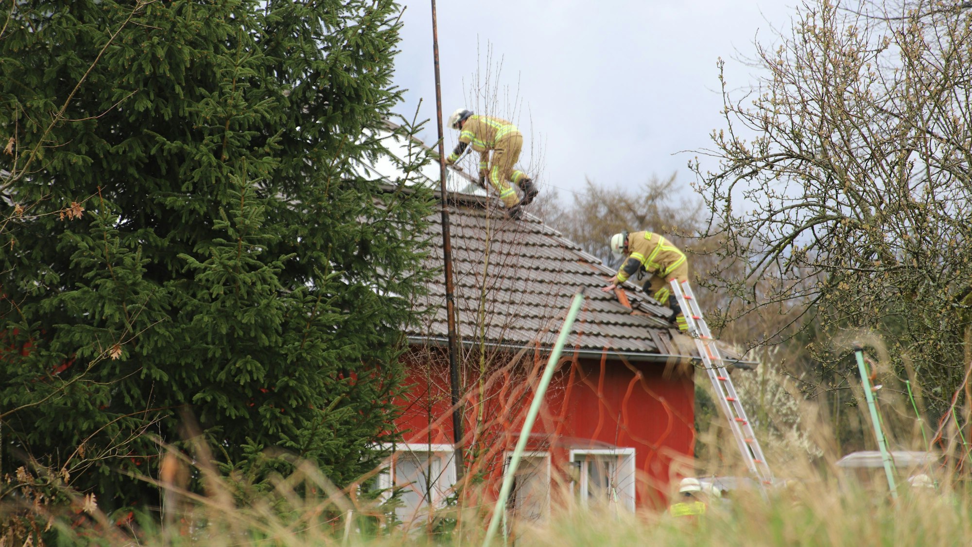 In Much hat am Sommerhausener Weg ein Schuppen gebrannt. Das Feuer drohte ins Haus zu schlagen. Feuerwehrleute deckten Teile vom Dach des Anbaus ab.