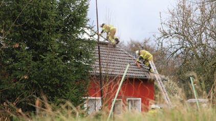 In Much hat am Sommerhausener Weg ein Schuppen gebrannt. Das Feuer drohte ins Haus zu schlagen. Feuerwehrleute deckten Teile vom Dach des Anbaus ab.&nbsp;