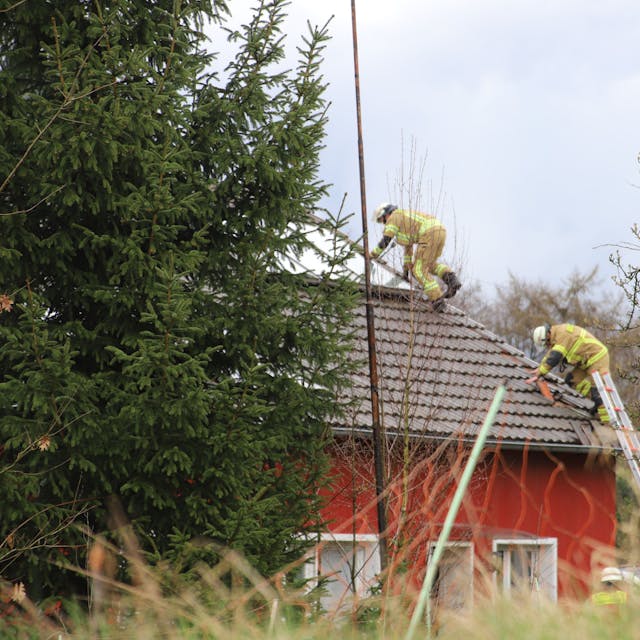 In Much hat am Sommerhausener Weg ein Schuppen gebrannt. Das Feuer drohte ins Haus zu schlagen. Feuerwehrleute deckten Teile vom Dach des Anbaus ab.&nbsp;