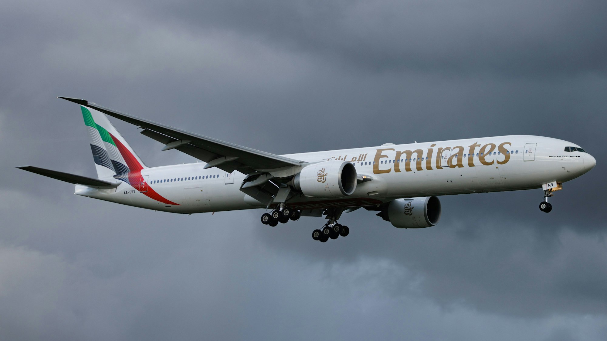 Eine Boeing 777 der arabischen Fluggesellschaft Emirates im Landeanflug auf den Flughafen Hamburg während eines Unwetters. (Symbolbild)