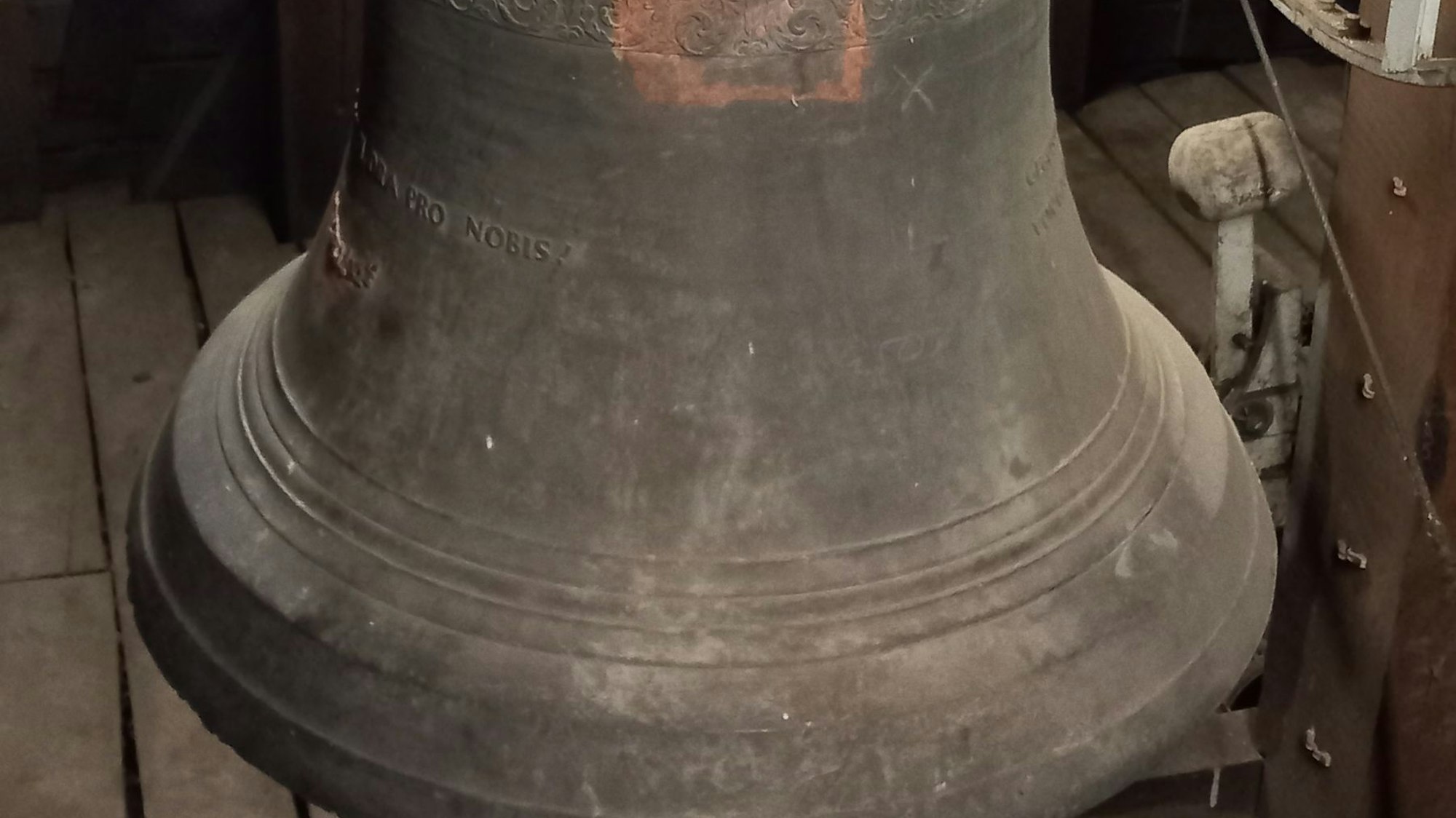 Die älteste Glocke von St. Georg wird seitlich angeschlagen