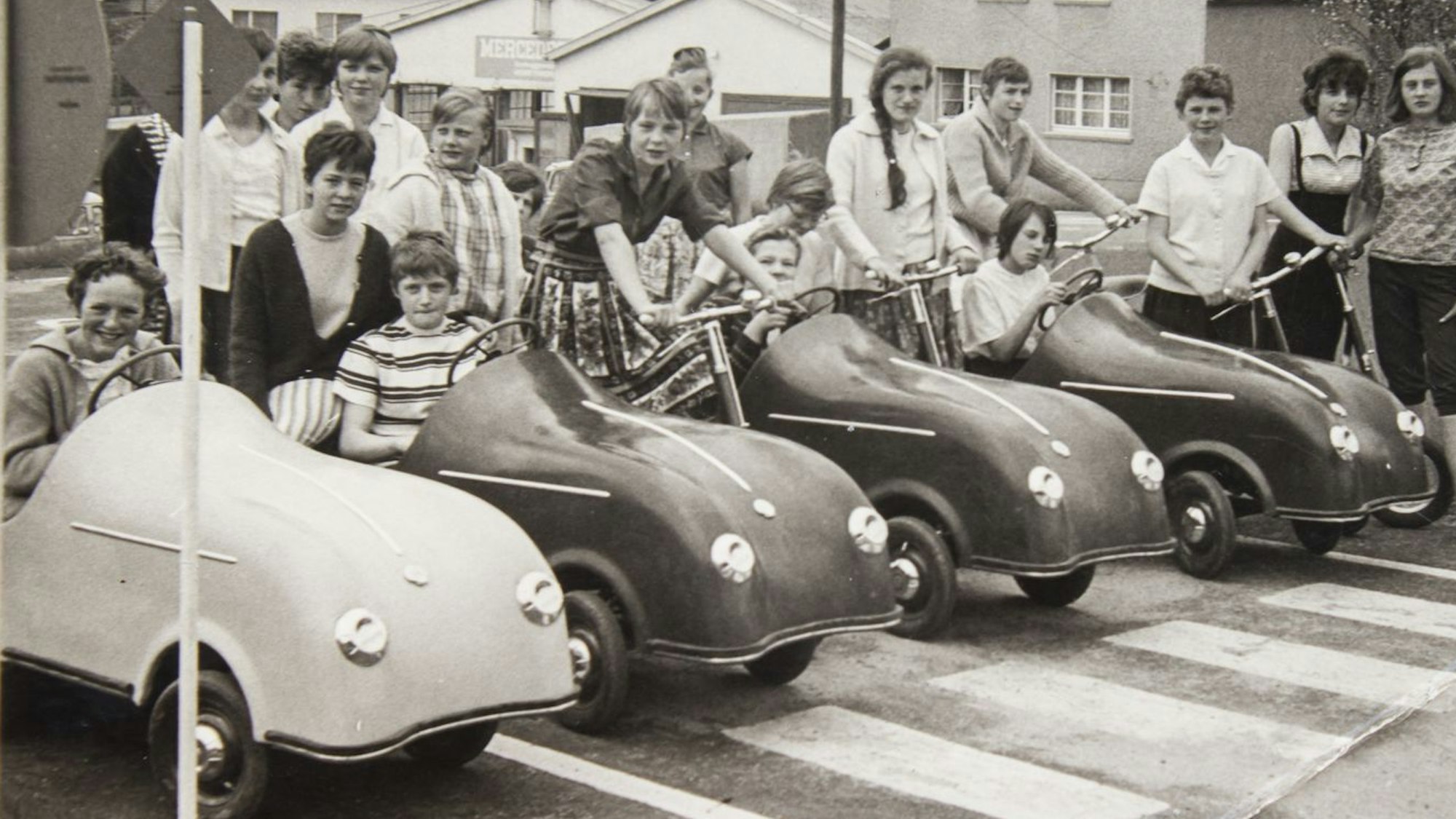 Dieses Foto des Waldbröler Verkehrsgartens stammt wohl aus dem Jahr 1964. Darauf zu sehen sind Marianne Schneider (Zweite von links, dunkle Jacke) und ihre Schulklasse.