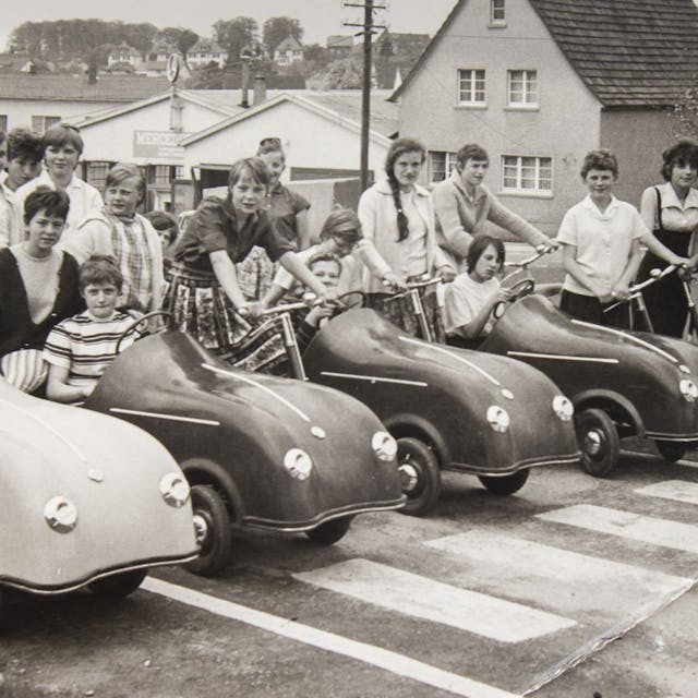 Dieses Foto des Waldbröler Verkehrsgartens stammt wohl aus dem Jahr 1964. Darauf zu sehen sind Marianne Schneider (Zweite von links, dunkle Jacke) und ihre Schulklasse.