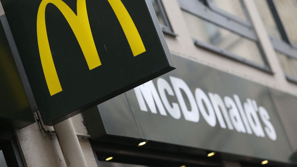 Symbolfoto: Dieses am 22. Januar 2014 in Paris aufgenommene Foto zeigt das Logo des US-Fastfood-Restaurants McDonald's.
