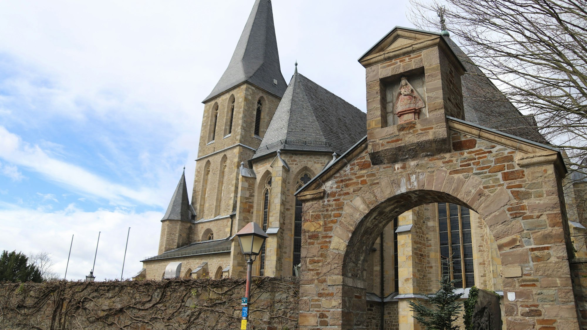 Die Wallfahrtskirche Zur Schmerzhaften Mutter in Bödingen ist den kurzen Abstecher allemal wert.