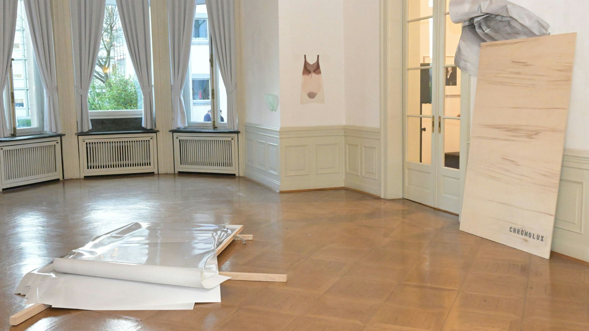 Werke von Michael Wittassek und Darja Eßer erhielt das Kunstmuseum Villa Zanders in Bergisch Gladbach als Schenkungen. Die Installation „Chromolux“ von Michael Wittassek prägt den Ausstellungsraum.