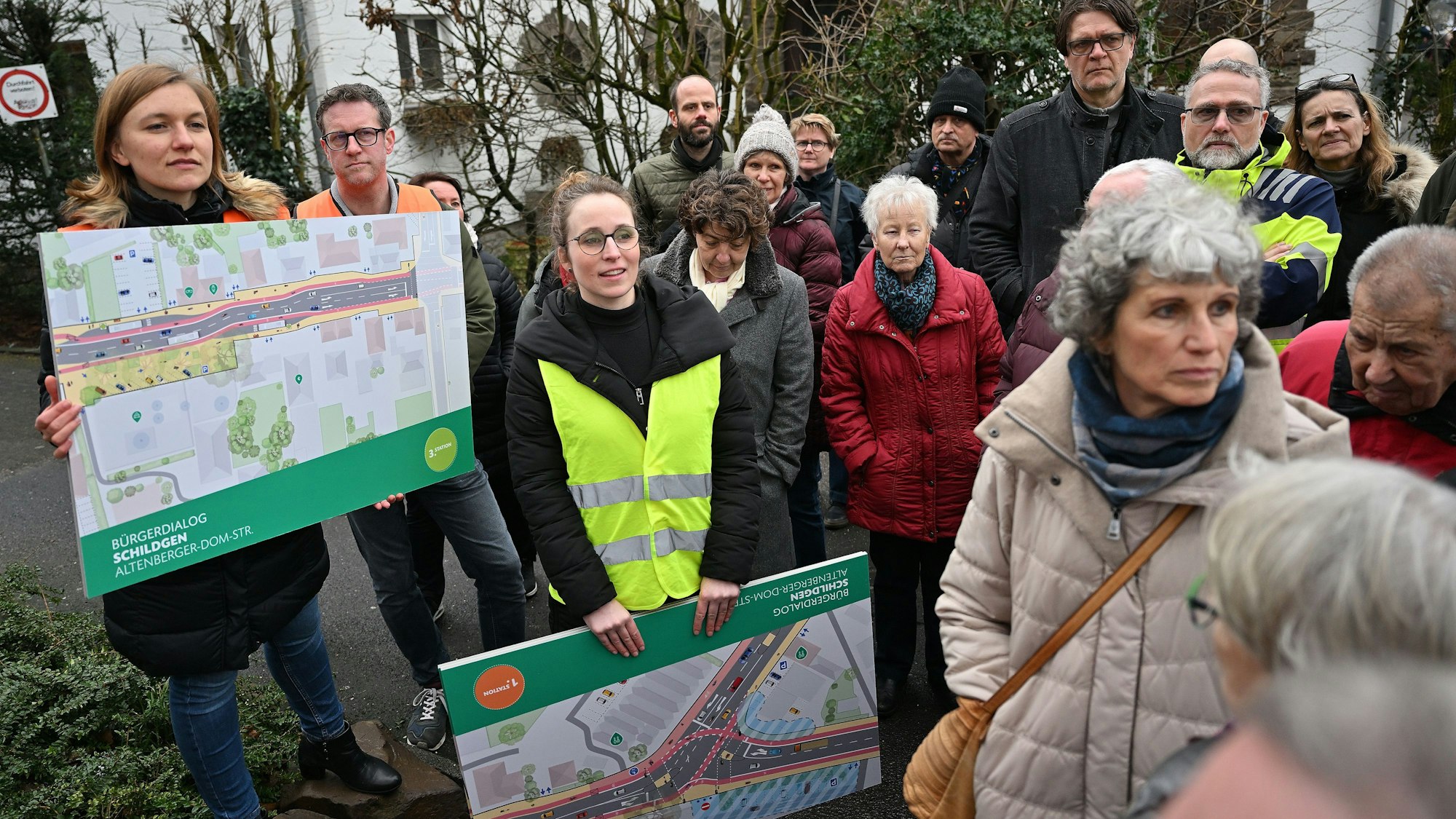 Das Foto zeigt Bürger, die gegen den Umbau der Altenberger-Dom-Straße protestieren