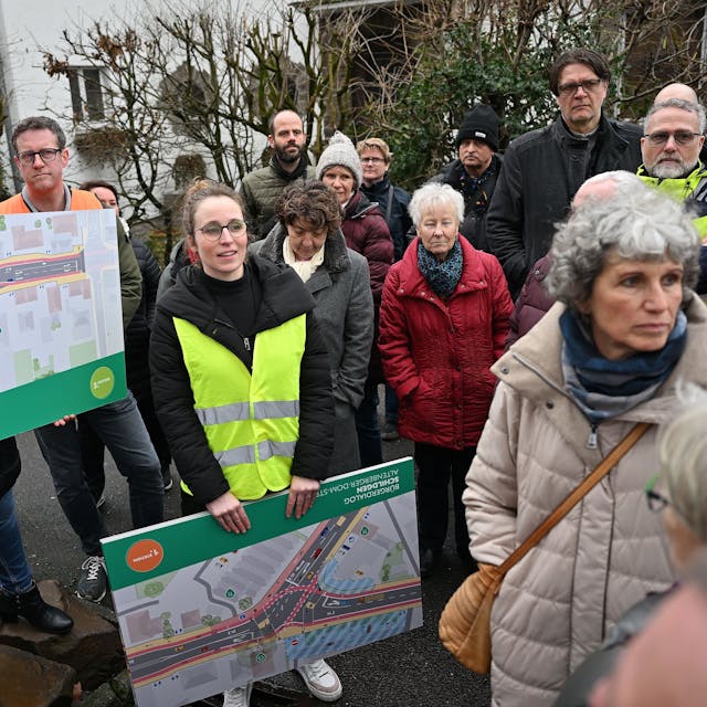 Das Foto zeigt Bürger, die gegen den Umbau der Altenberger-Dom-Straße protestieren