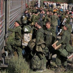 Russische Rekruten steigen auf einem Bahnhof in Prudboi in der russischen Region Wolgograd in einen Zug (Archivbild). Ein Kriegsgegner ist in Russland verurteilt worden.