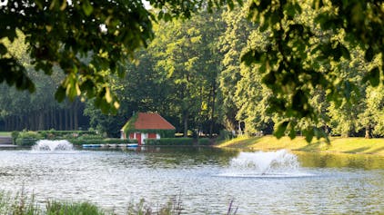 Blick auf den Kahnweiher, den Springbrunnen und den Kiosk im Blücherpark im Spätsommer 2021. Foto von Uwe Weiser