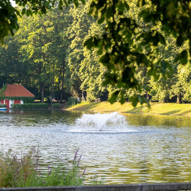 Blick auf den Kahnweiher, den Springbrunnen und den Kiosk im Blücherpark im Spätsommer 2021. Foto von Uwe Weiser