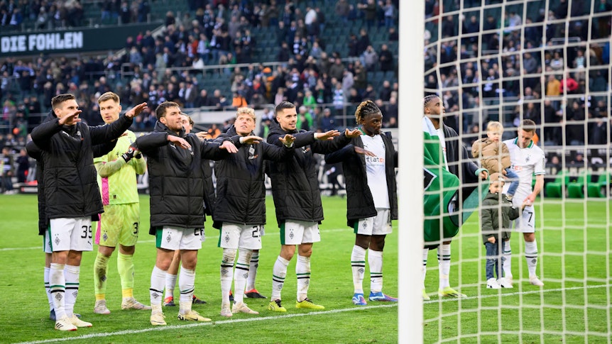 Borussia-Spieler feiern vor der Nordkurve.