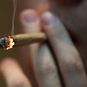 Ein Mann raucht einen Joint mit Marihuana.