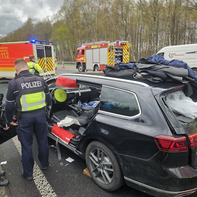 Unfallnahme nach einem Unfall auf der A1 in Richtung Leverkusen an Karfreitag 2024.