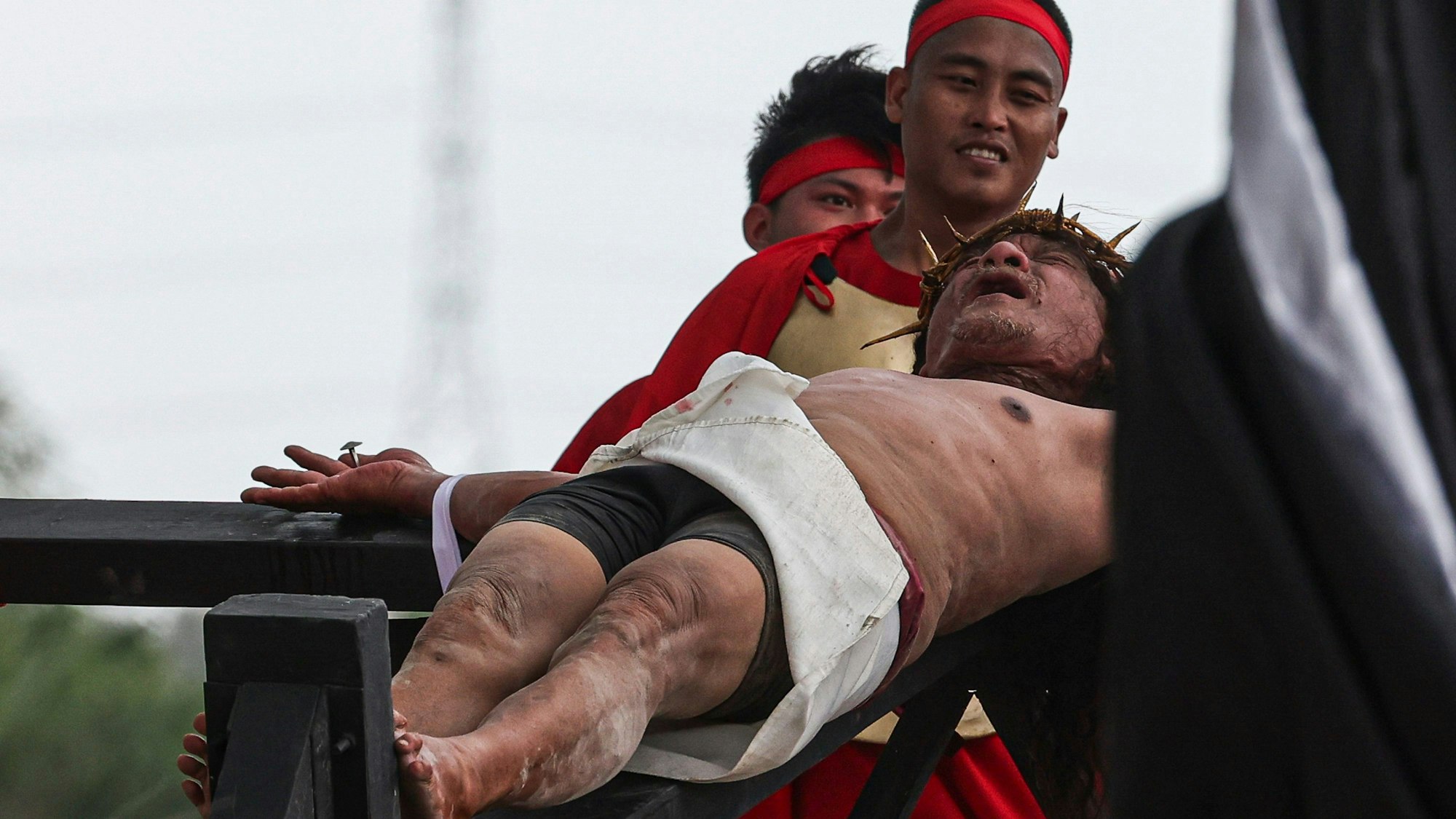 Ruben Enaje wurde während der Nachstellung der Leiden Jesu Christi im Rahmen der Karfreitagsrituale an ein Holzkreuz genagelt wurde.