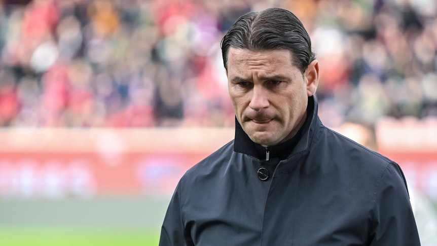 Trainer von Borussia Mönchengladbach blickt besorgt während des Spiels gegen den 1. FC Heidenheim.