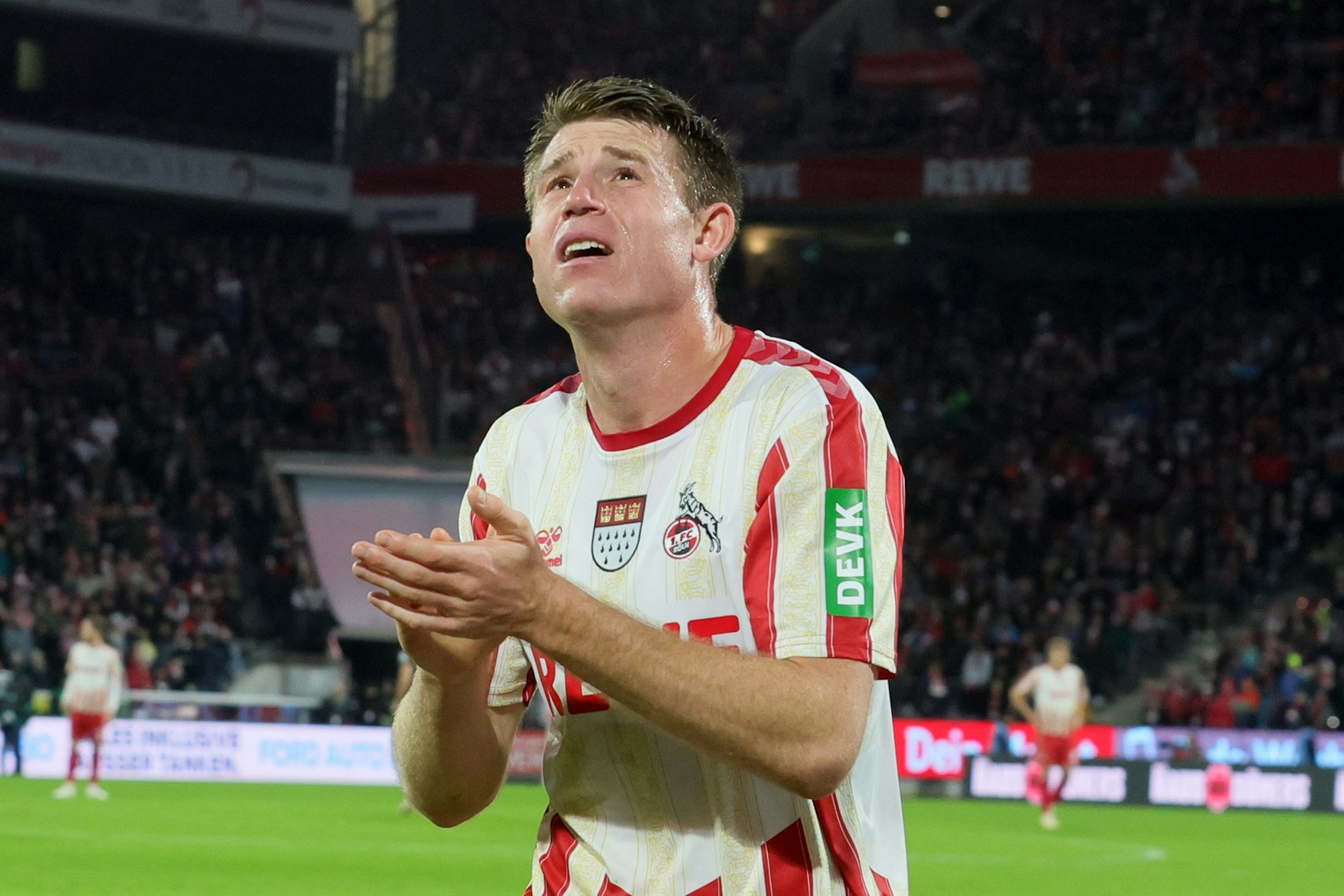 Domique Heintz, Verteidiger des 1. FC Köln, applaudiert nach dem Heimspiel gegen den FC Augsburg den Fans.