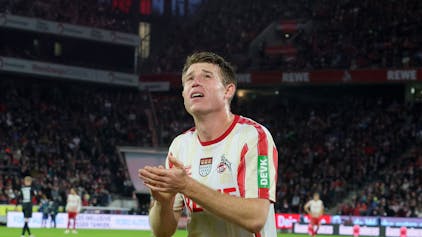 Domique Heintz, Verteidiger des 1. FC Köln, applaudiert nach dem Heimspiel gegen den FC Augsburg den Fans.