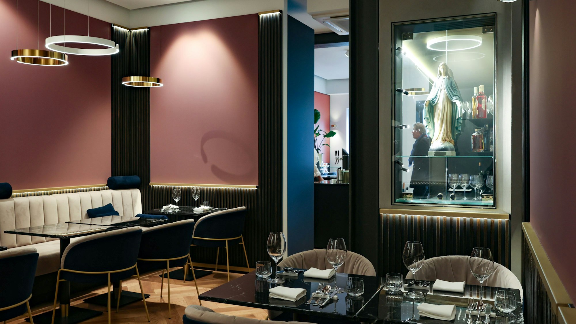 Ein Gastraum im Kölner Restaurant Otto mit Tischen und Stühlen