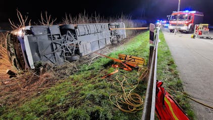 Einsatzkräfte der Feuerwehr arbeiten an einer Unfallstelle auf der Autobahn 44 (A44) an einem verunfallten Bus.
