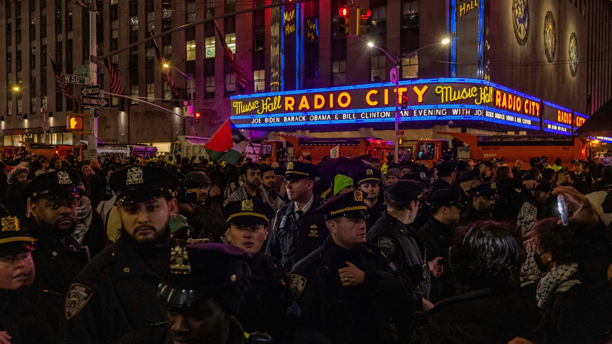 Polizistinnen und Polizisten sichern die Radio City Music Hall in Manhattan.