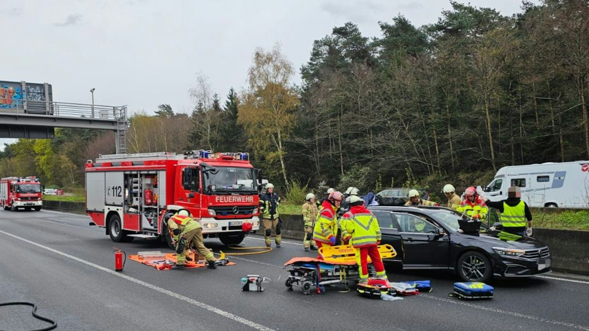 Mehrere Personen sind an Karfreitag bei einem Unfall auf der A1 in Richtung Leverkusen verletzt worden.