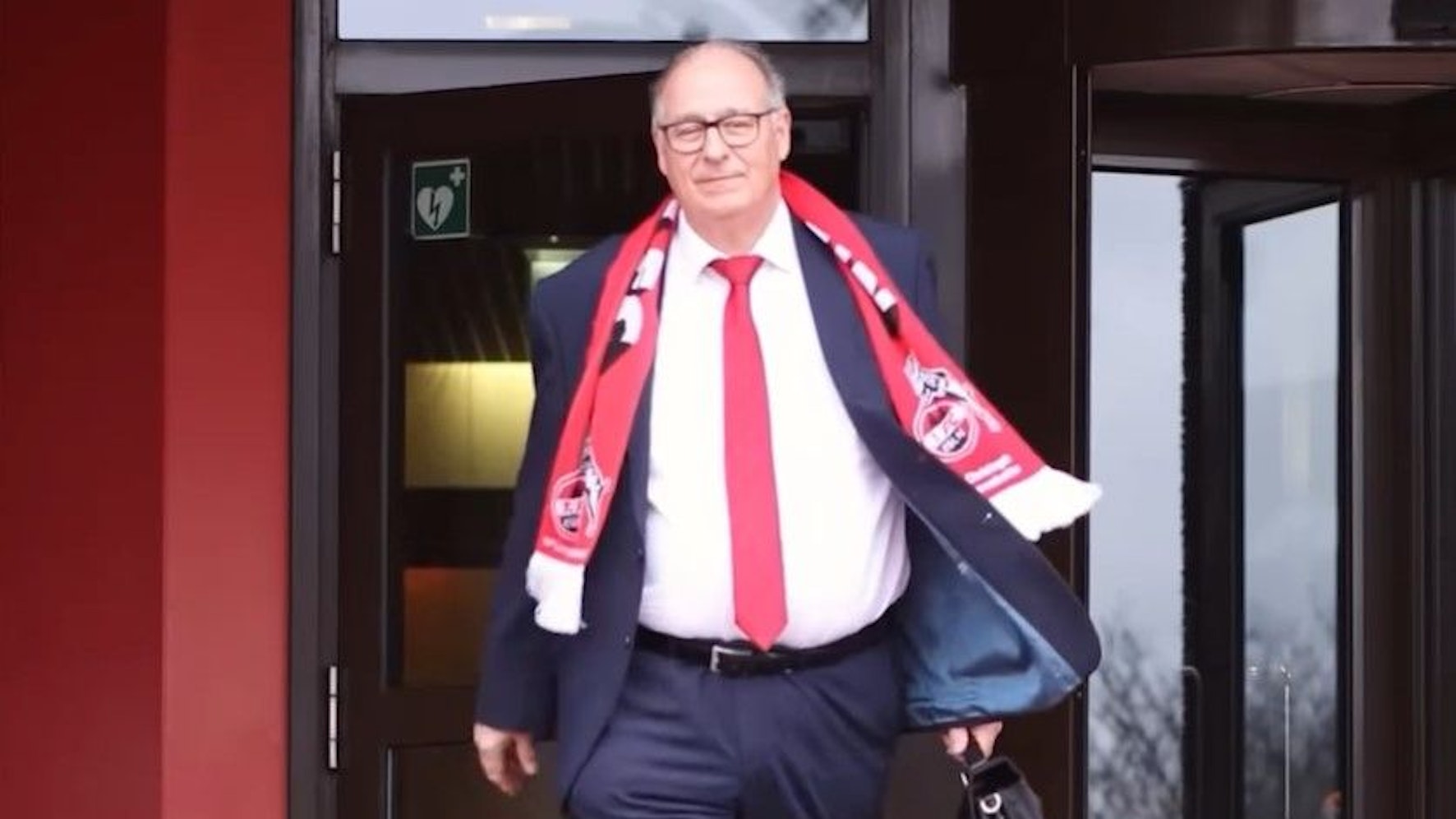 Ein Screenshot aus dem Verabschiedungsvideo von BVA-Präsident Christoph Verenkotte bei Instagram zeigt den 65-Jährigen in Anzug, mit Aktentasche und FC-Schal um den Hals.