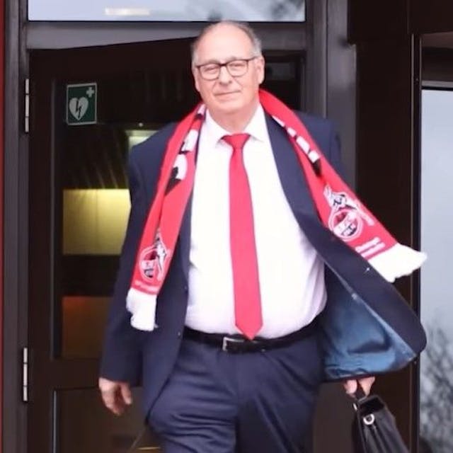 Ein Screenshot aus dem Verabschiedungsvideo von BVA-Präsident Christoph Verenkotte bei Instagram zeigt den 65-Jährigen in Anzug, mit Aktentasche und FC-Schal um den Hals.