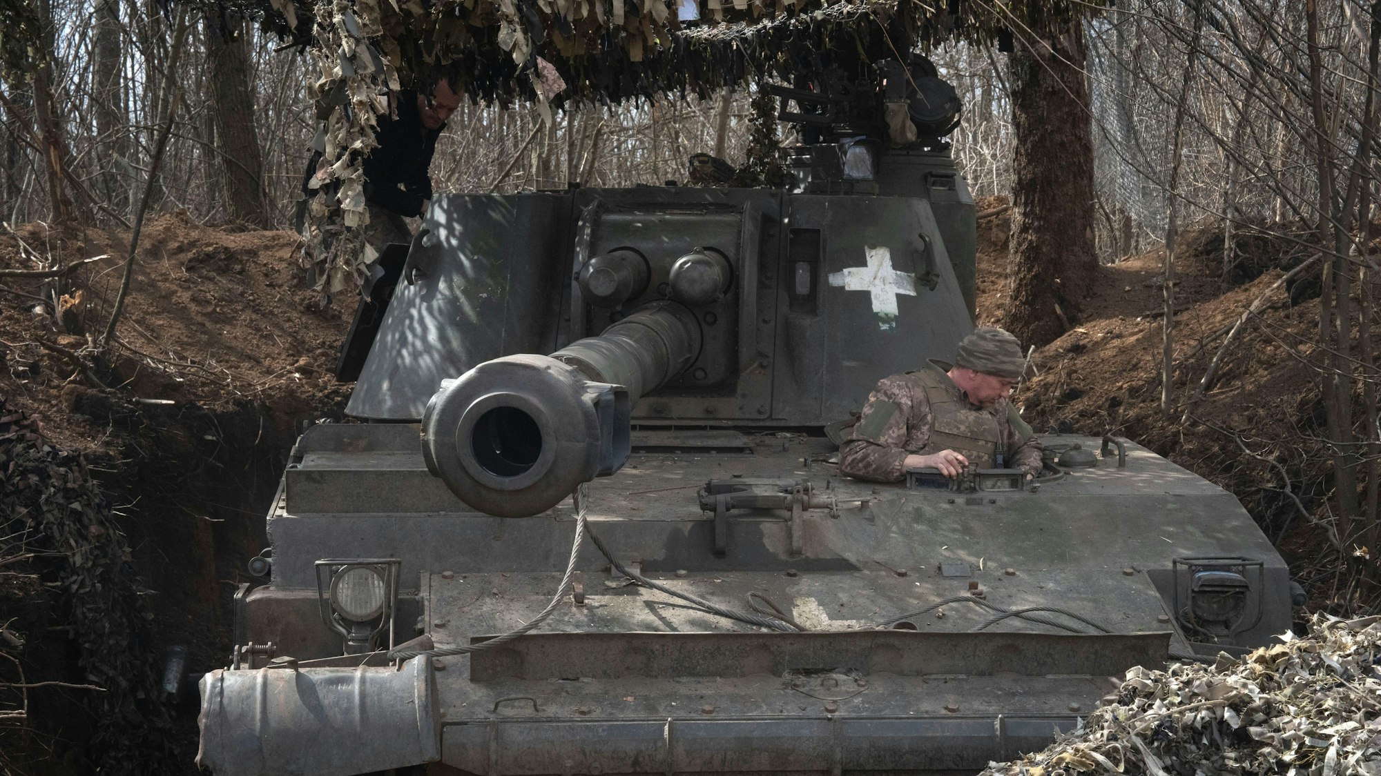 Ukrainische Soldaten bereiten sich auf den Abschuss einer 152-mm-Panzerhaubitze 2S3 auf russische Stellungen an der Frontlinie vor.