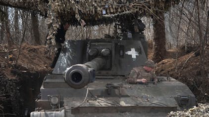 Ukrainische Soldaten bereiten sich auf den Abschuss einer 152-mm-Panzerhaubitze 2S3 auf russische Stellungen an der Frontlinie vor.&nbsp;