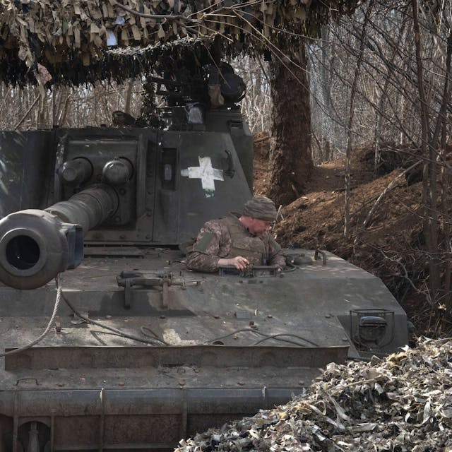 Ukrainische Soldaten bereiten sich auf den Abschuss einer 152-mm-Panzerhaubitze 2S3 auf russische Stellungen an der Frontlinie vor.&nbsp;