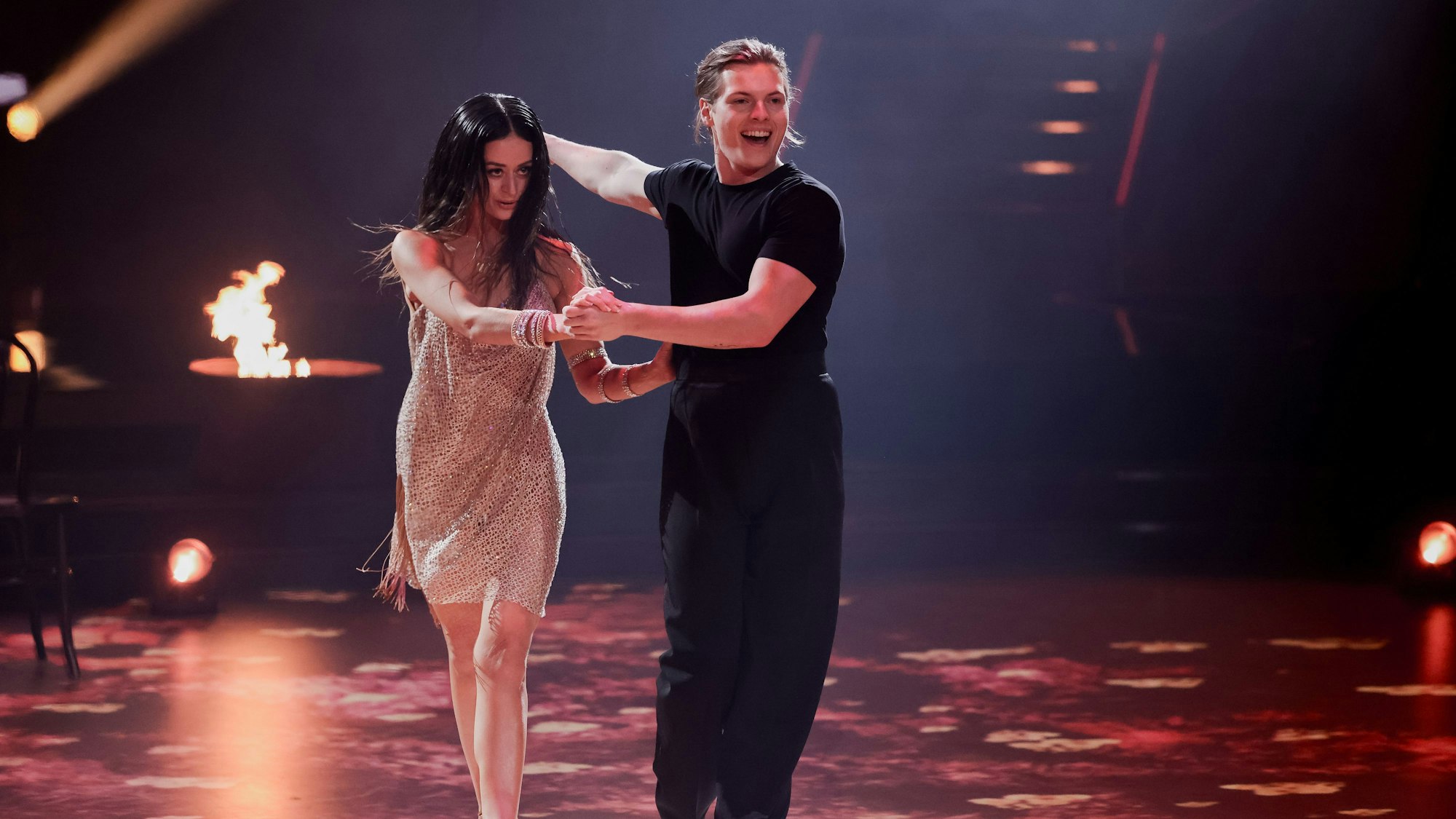 Gabriel Kelly und Malika Dzumaev tanzen.