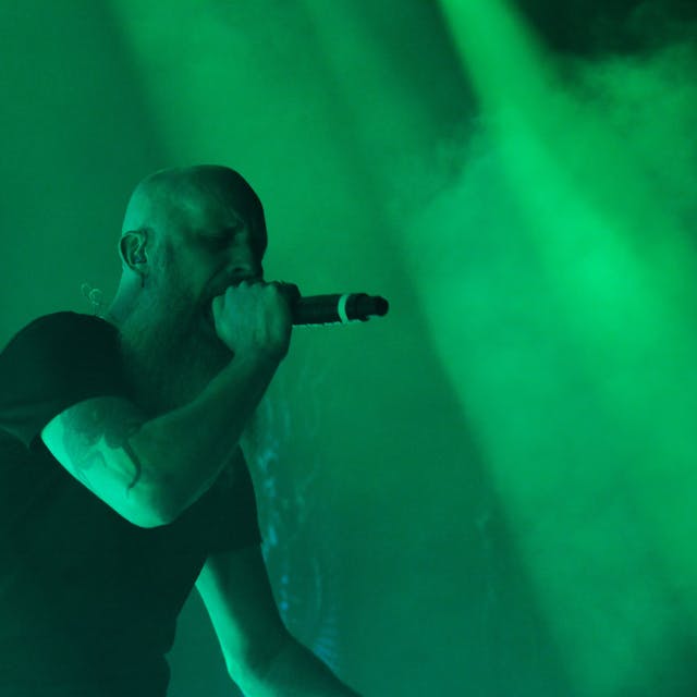 Ein Mann mit Bart singt auf einer Bühne
