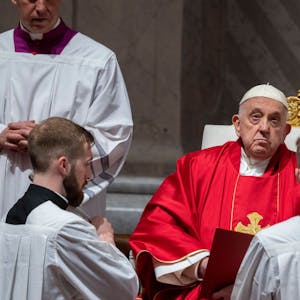 Papst Franziskus leitet die Passionsliturgie am Karfreitag (29. März) im Petersdom. Den Kreuzweg sagte er später ab.