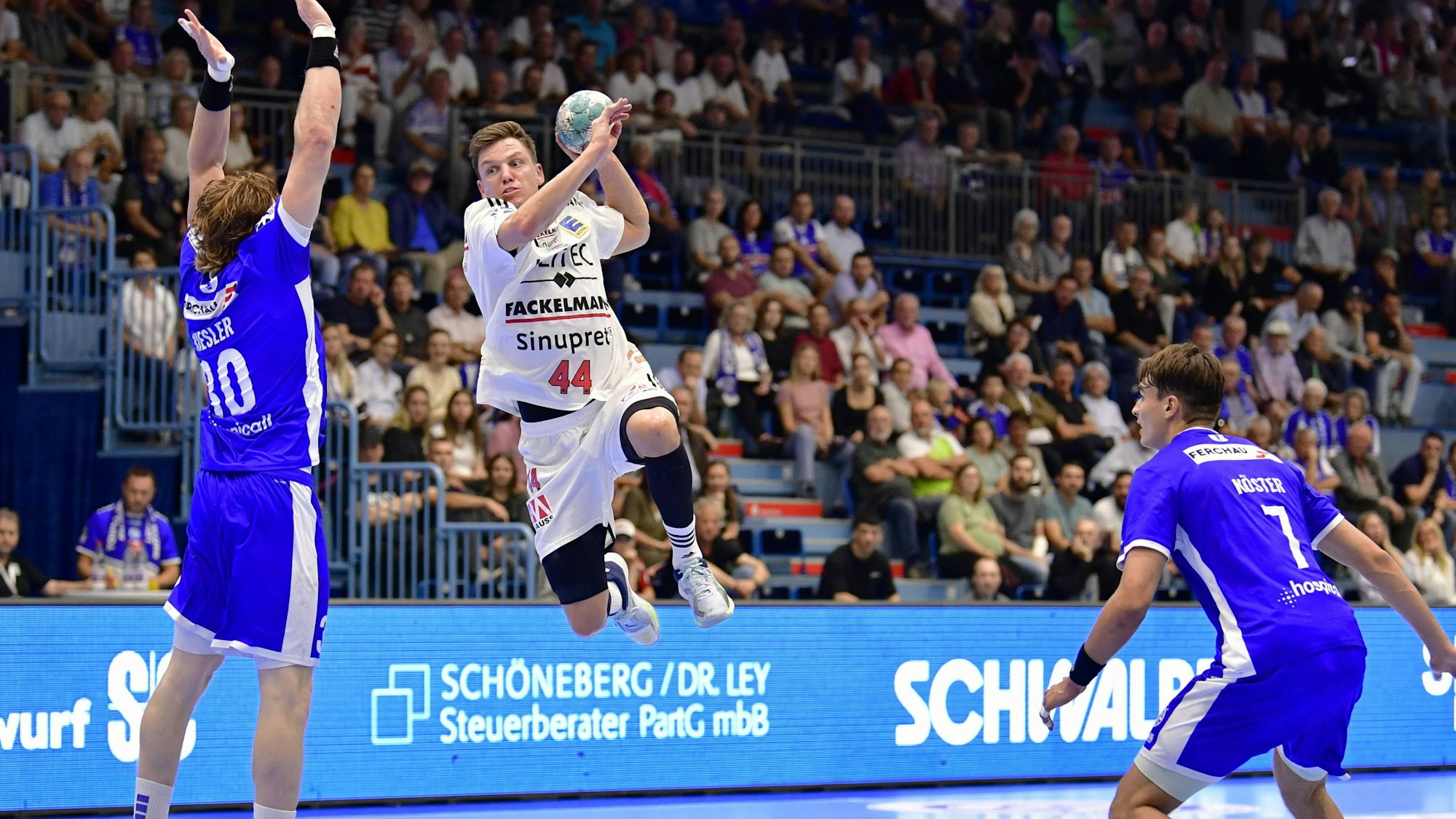 Erlangens Nationalspieler Christoph Steinert ist im Sprungwurf, den Tom Kiesler blocken möchte.