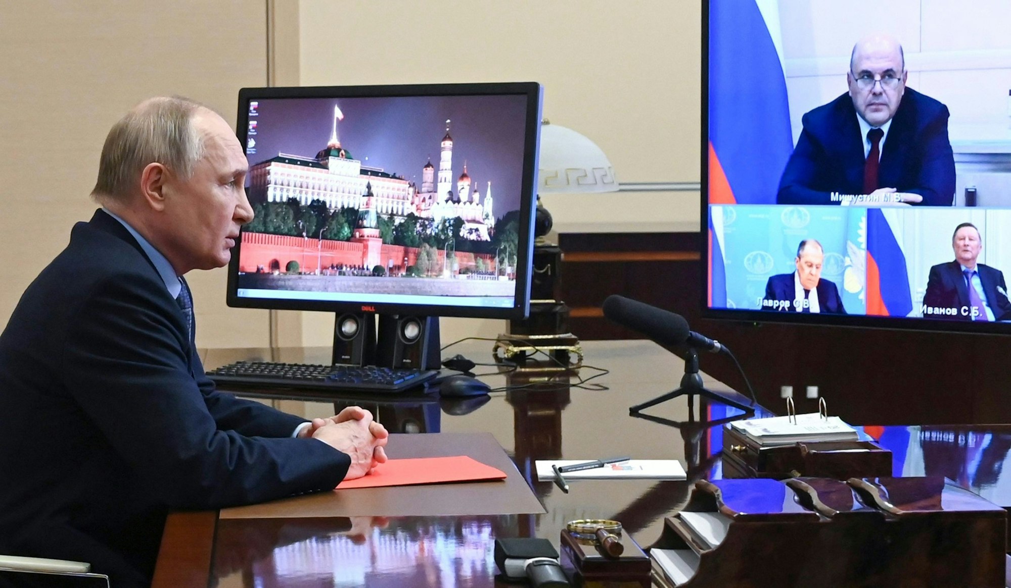 Ein von der staatlichen russischen Nachrichtenagentur Sputnik veröffentlichtes Bild zeigt Wladimir Putin, Präsident von Russland, während einer Sitzung mit Mitgliedern des Sicherheitsrates.