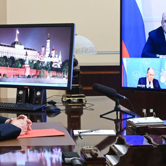 Ein von der staatlichen russischen Nachrichtenagentur Sputnik veröffentlichtes Bild zeigt Wladimir Putin, Präsident von Russland, während einer Sitzung mit Mitgliedern des Sicherheitsrates.