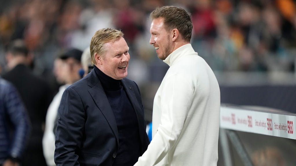 Die beiden Nationaltrainer Ronald Koeman (l.) und Julian Nagelsmann beim Länderspiel zwischen Deutschland und den Niederlanden im Gespräch.