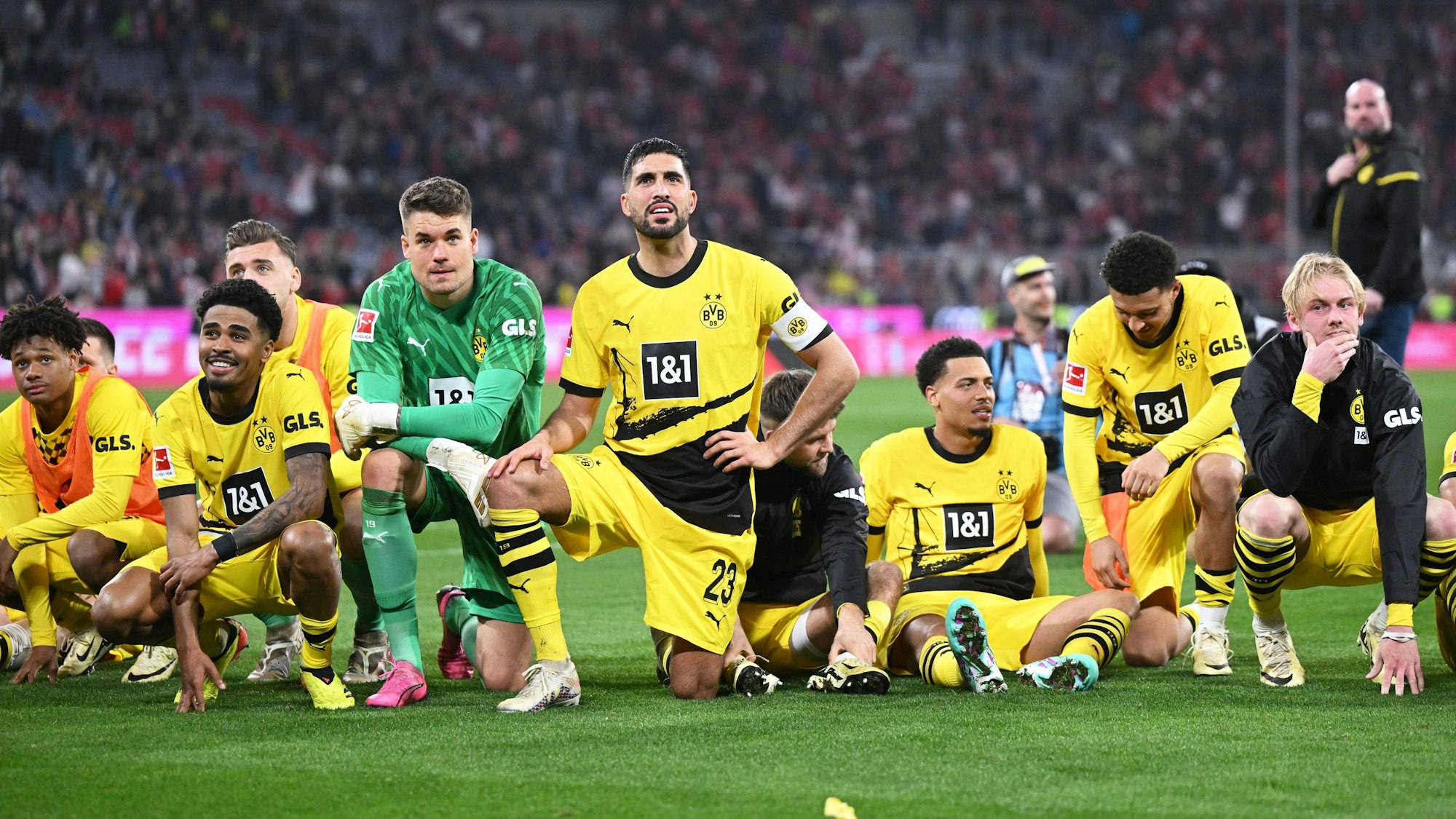 Die Spieler von Borussia Dortmund feiern mit ihren Fans den Sieg im Bundesliga-Gipfel bei Bayern München.