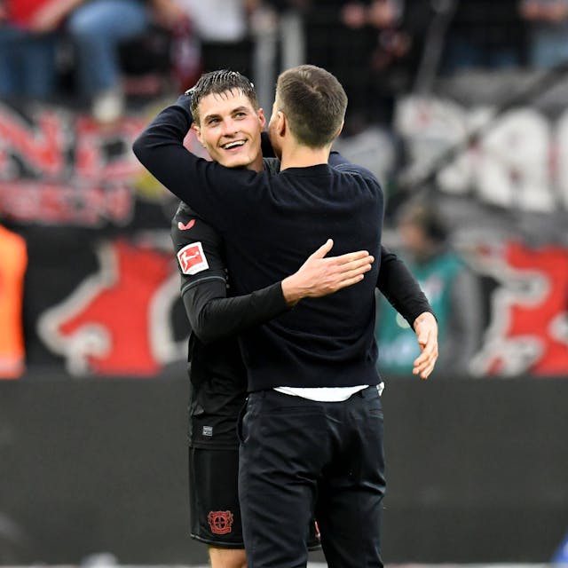 Patrik Schick umarmt Trainer Xabi Alonso  beide Bayer 04 Leverkusen  nach dem Schlusspfiff und freuen sich gemeinsam über den Sieg gegen Hoffenheim.&nbsp;