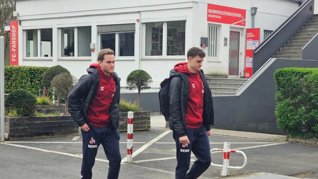 Benno Schmitz und Eric Martel bei der Abfahrt des 1. FC Köln vor dem Auswärtsspiel beim FC Augsburg.&nbsp;