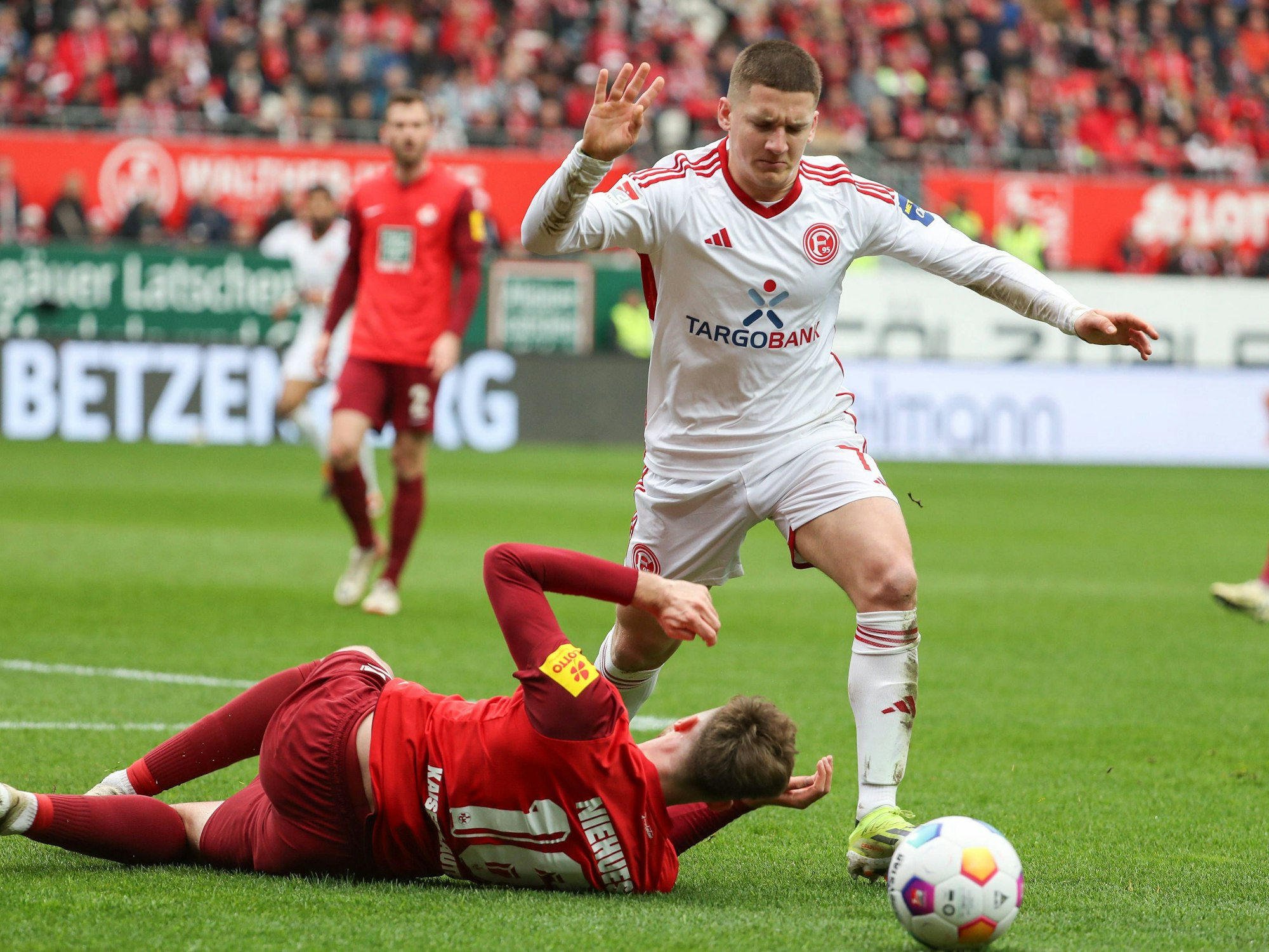 Christos Tzolis legt den Ball im Spiel beim 1. FC Kaiserslautern an seinem Gegenspieler vorbei.