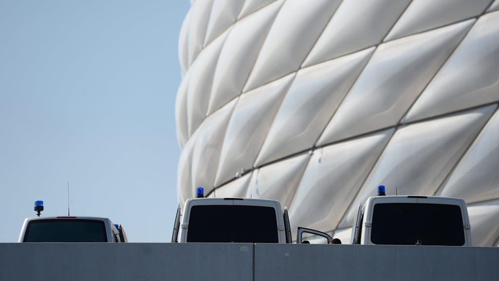 Polizeiautos stehen vor der Allianz-Arena.