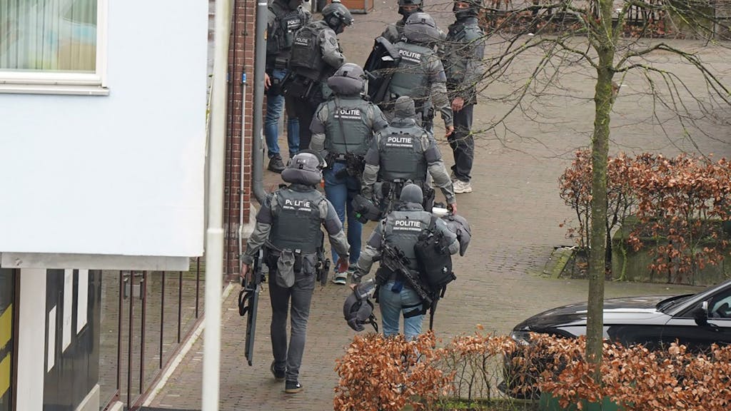 Einsatzkräfte der Polizei und Rettungsdienste sind aufgrund eines Vorfalls im Zentrum von Ede (Niederlande) präsent. Die Polizei ruft die Menschen dazu auf, sich vom Stadtzentrum fernzuhalten.