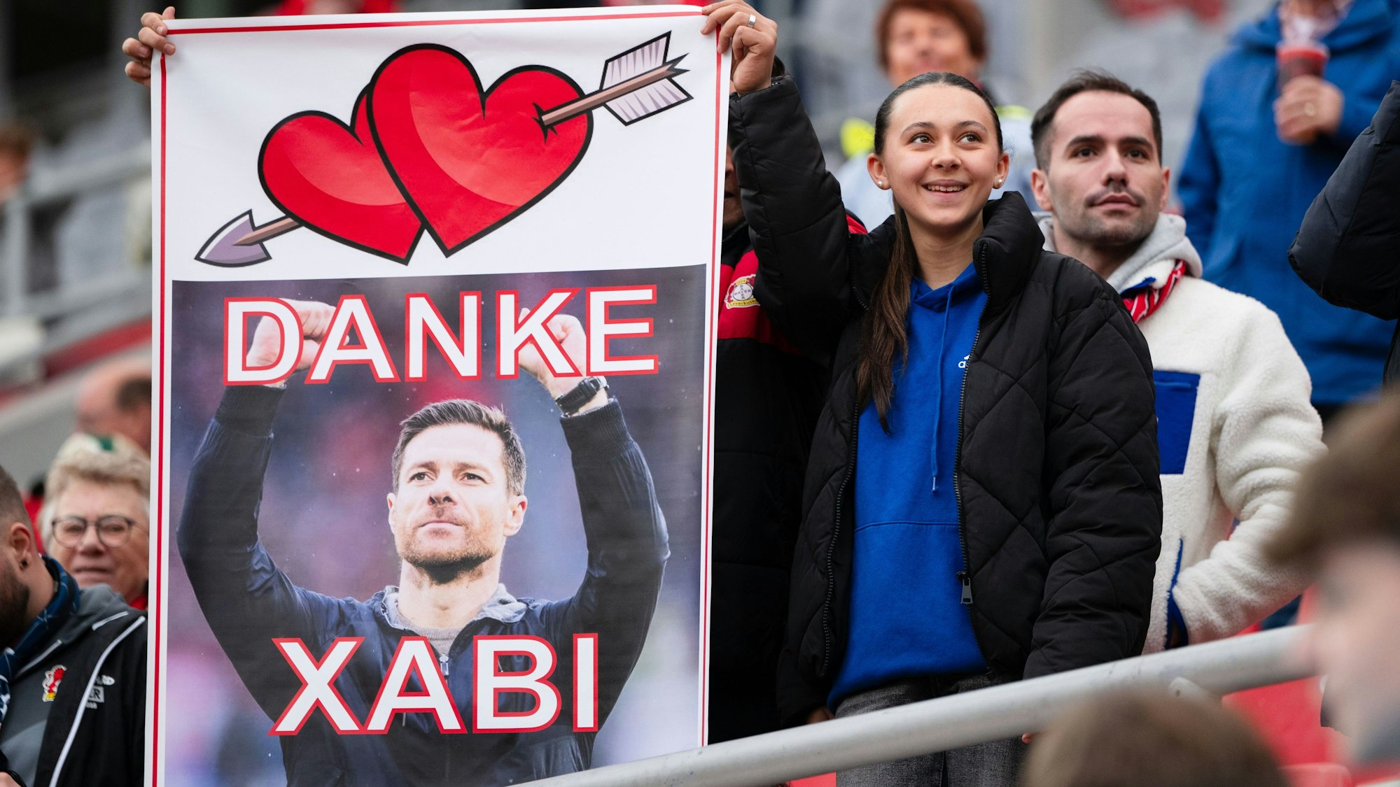 Auf einem Plakat von Leverkusen-Fans steht „Danke Xabi“.
