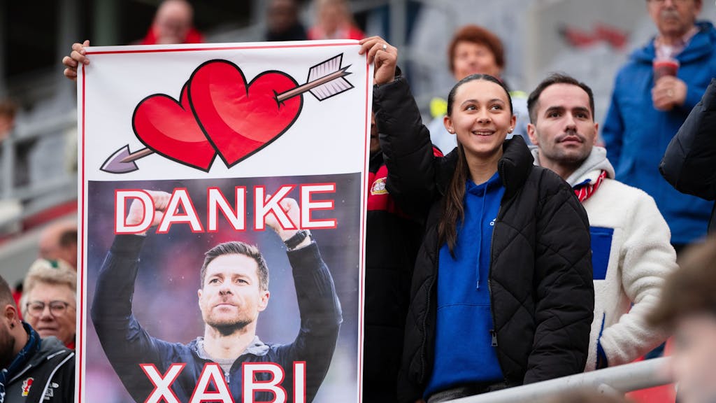 Auf einem Plakat von Leverkusen-Fans steht „Danke Xabi“.
