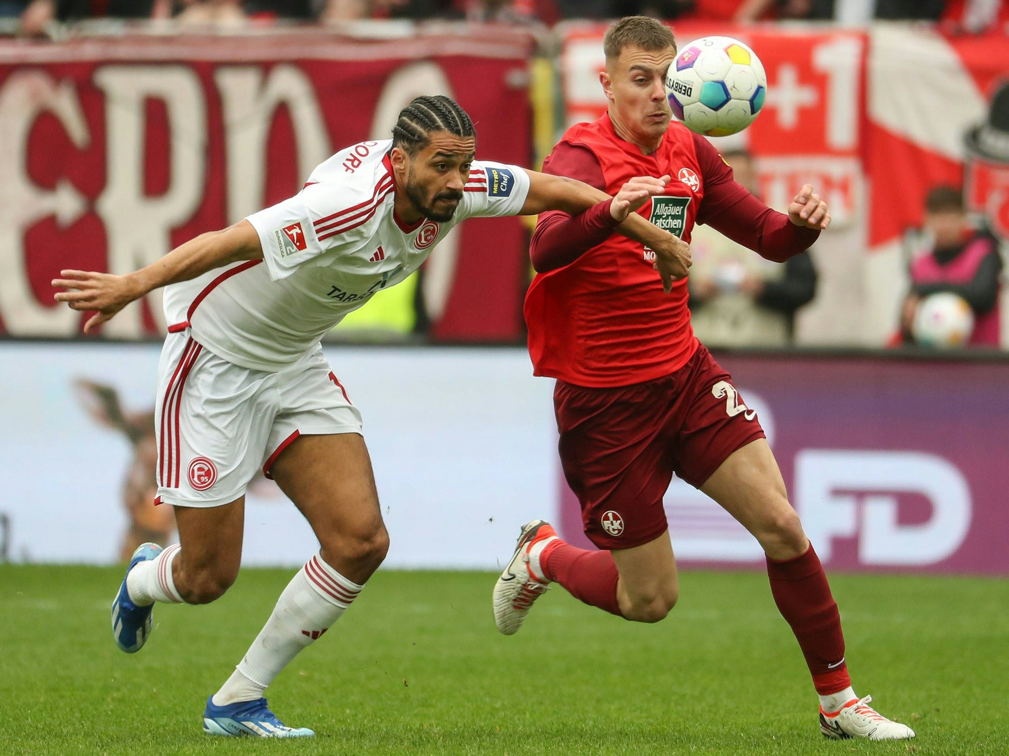 Fortuna Düsseldorfs Emmanuel Iyoha und Kaiserslauterns Filip Kaloc kämpfen um den Ball.