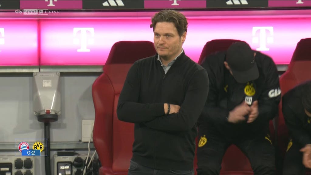 Edin Terzic steht regungslos vor der Bank von Borussia Dortmund.